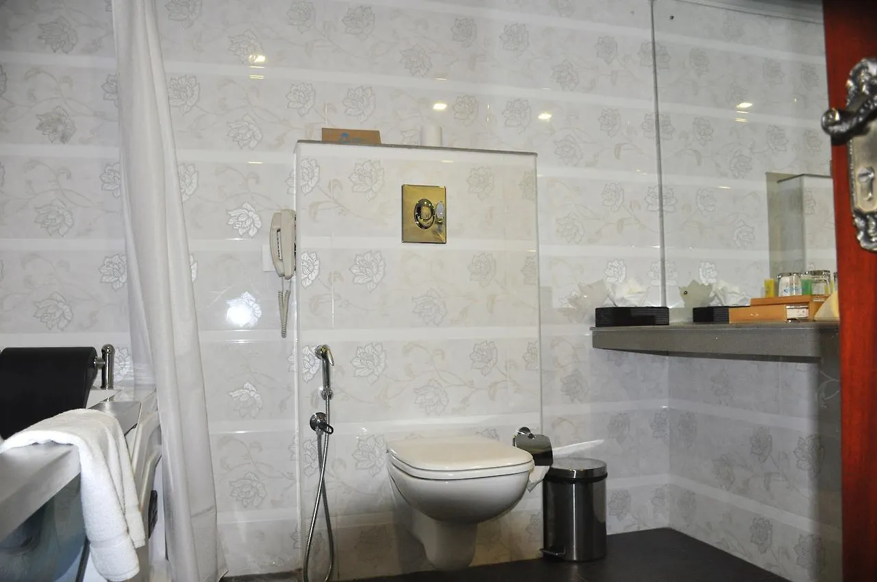 Hotel Lake Palace Trivandrum Vettutura