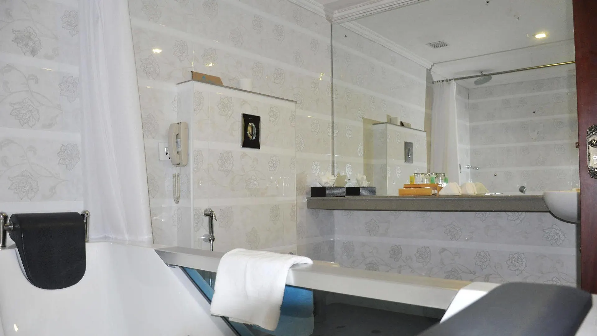 ***** Hotel Lake Palace Trivandrum Vettutura India