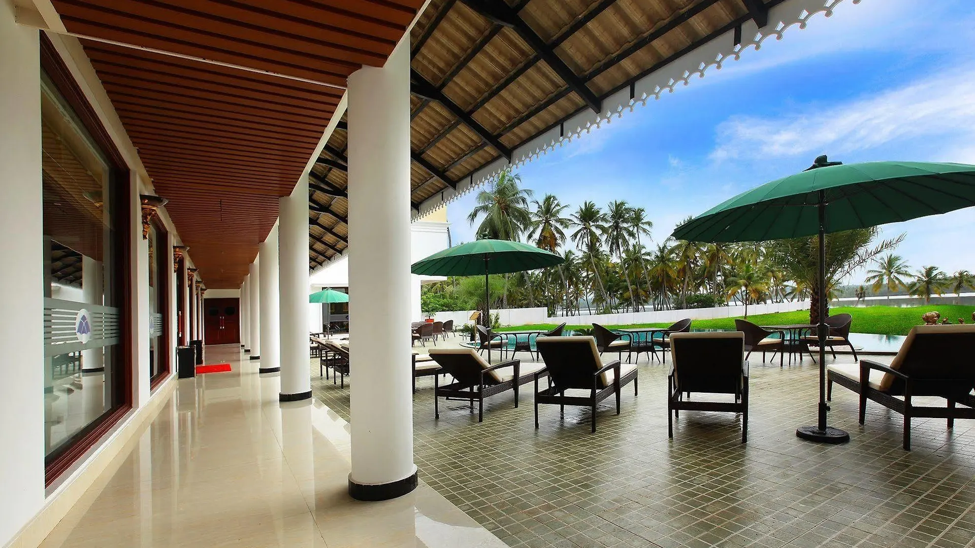***** Hotel Lake Palace Trivandrum Vettutura India